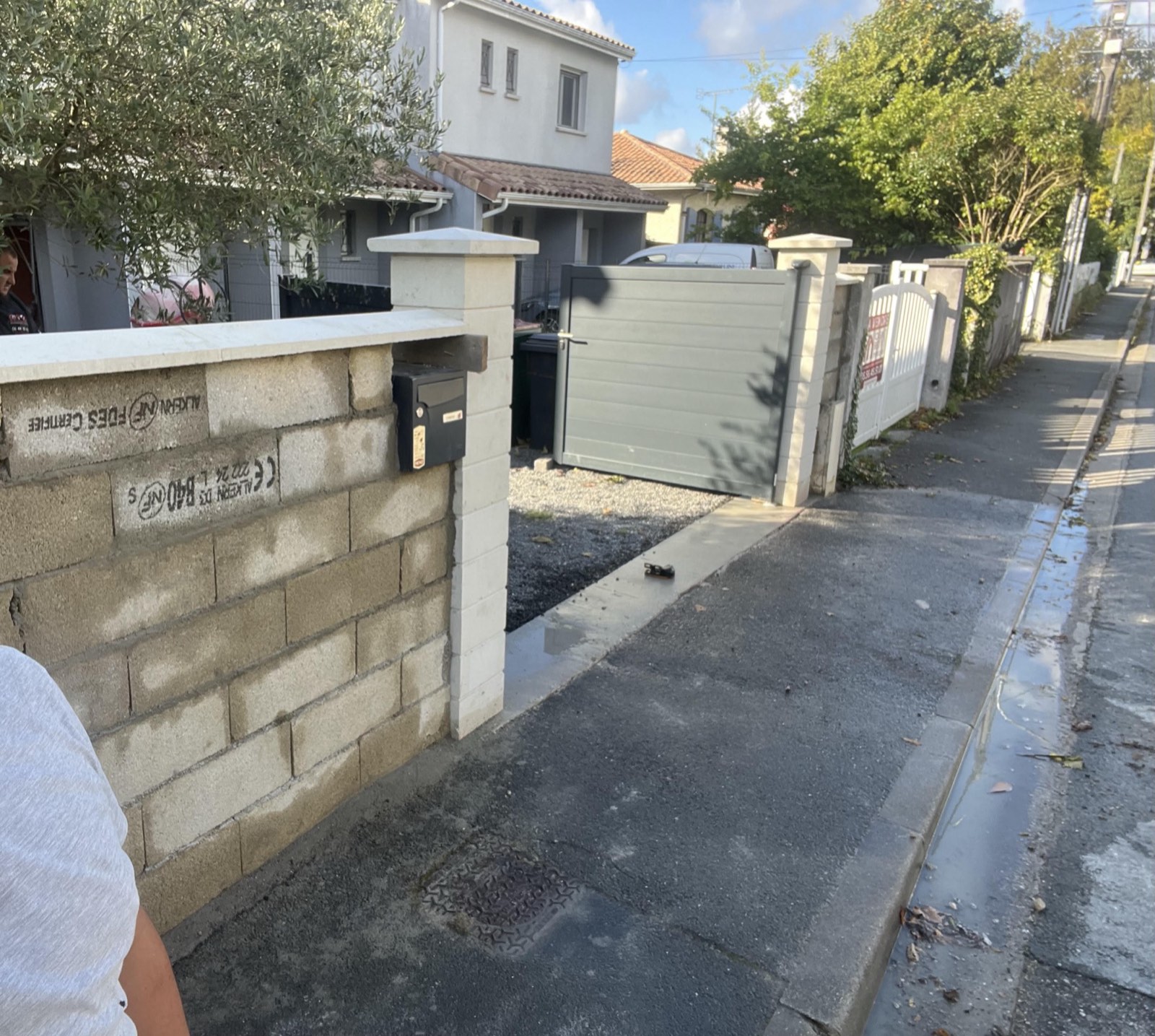 Mur de clôture et piliers de portail montés par Wilson Destreich